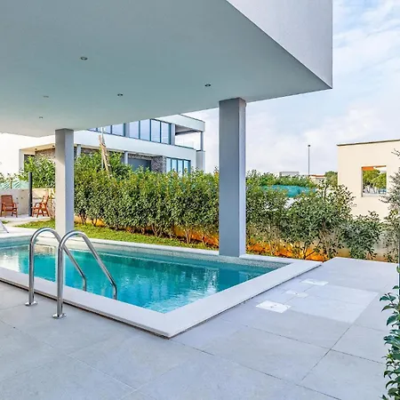 Amazing In Volme With Jacuzzi